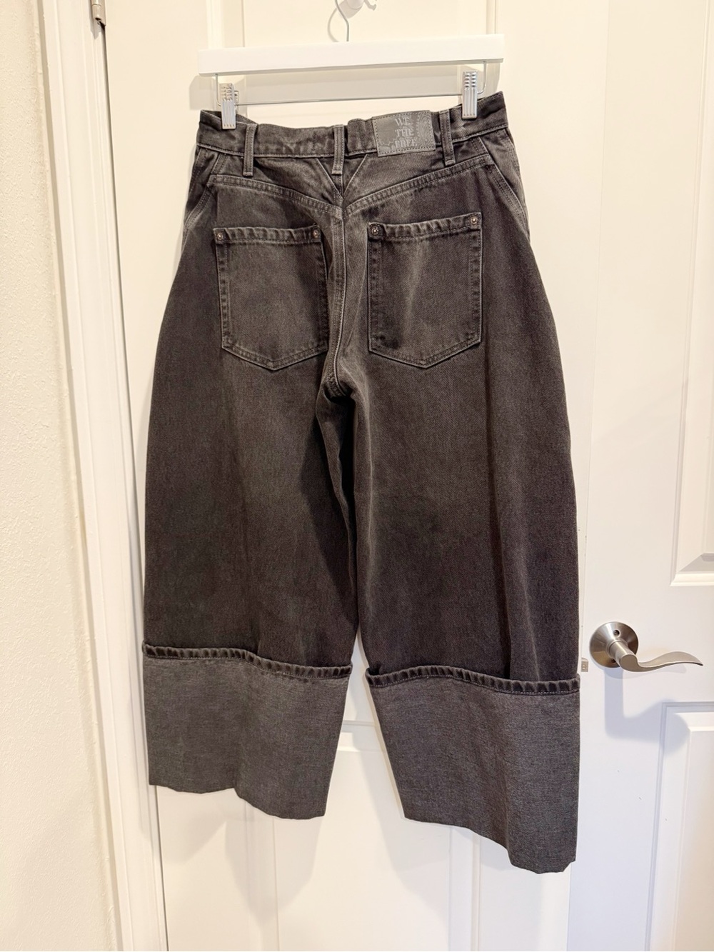 WE THE FREE Olsen Cuffed Cropped Barrel Jeans in Black Wash size 26 - Picture 6 of 14